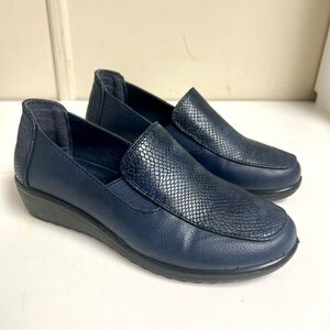 Southland navy blue snakeskin texture slip-on loafers comfy preppy minimalist 6M